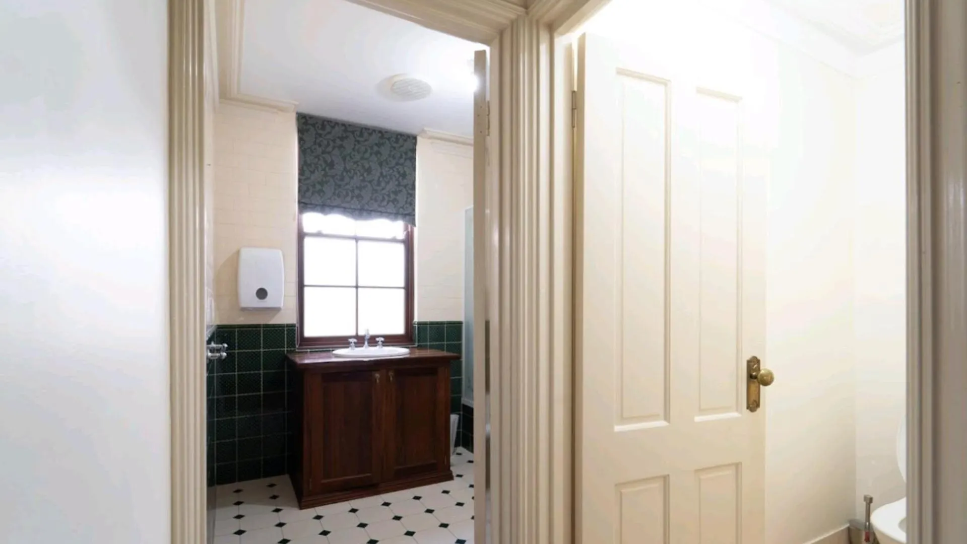 Modern City Heart Living With City View And Free Parking Perth Homestay